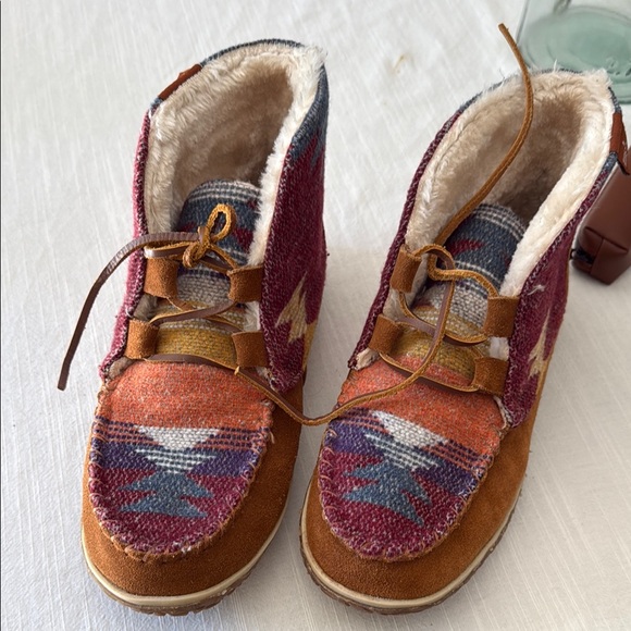 Minnetonka Shoes - Minnentonka indoor Mocs